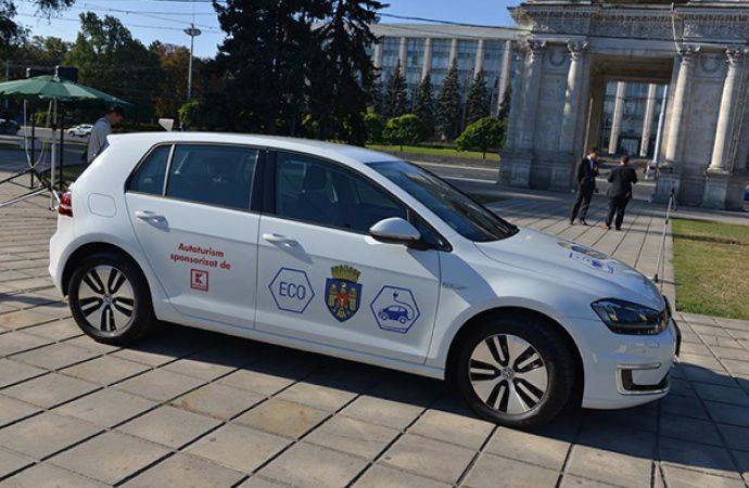 Муниципалитет получил в подарок электромобиль.