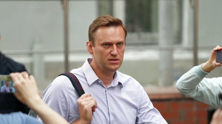 Песков допустил намерение помешать расследованию дела Навального извне.