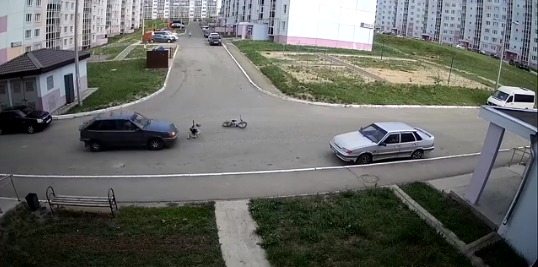 Лихач на высокой скорости сбил ребенка и решил поставить его на ноги. 