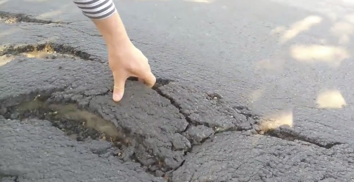 Дорога в селе Пыржота, отремонтированная 3 месяца назад, уже пришла в негодность.