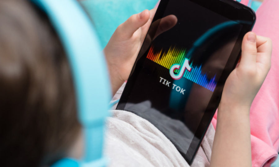 UE pregătește măsuri împotriva TikTok, Meta și X din cauza designului care atrage copiii prea mult.