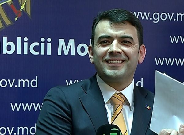 Surprinsi astazi la examenele pentru titularizare, cativa profesori au fost intrebati si ce parere au despre refuzul lui Chiril Gaburici de a arata documentul in baza caruia a intrat la facultate.