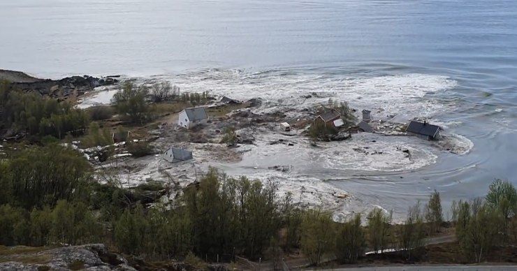 Мощный оползень в Норвегии сбросил в море 8 домов.