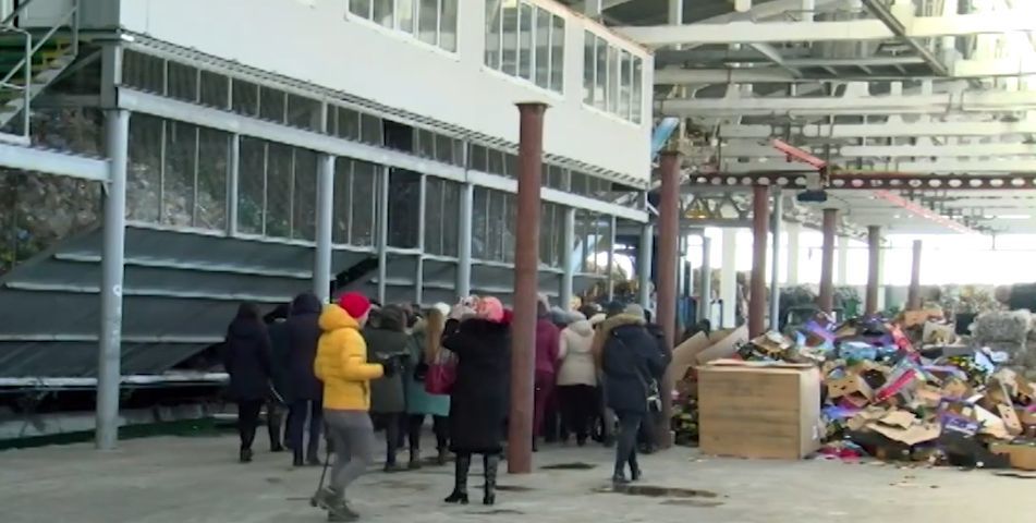 Молодые активисты проводят сбор электронных отходов по всей стране.