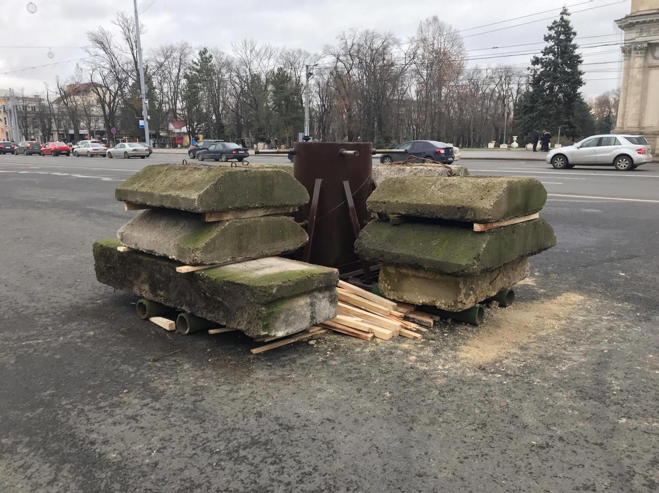 Рождественская ель пока не прибыла в Кишинев.