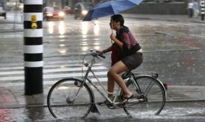 Astăzi vom avea cer variabil, dar meteorologii anunţă că pe arii extinse vor mai cădea ploi de scurtă durată.