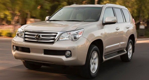 Владелец автомобиля Lexus GX 460 сообщил в полицию, что припарковал машину в 11:50 в среду у дома  на Часовой улице столицы, а когда вернулся в 12:15 - ее уже не было. Фото: blogspot.com