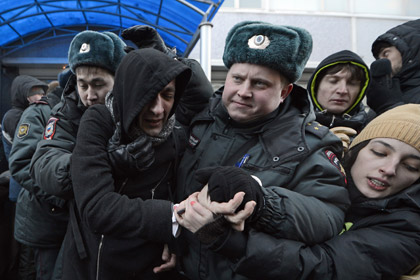 Задержание участников пикета против принятия закона о пропаганде гомосексуализма. Фото: Максим Блинов / РИА Новости