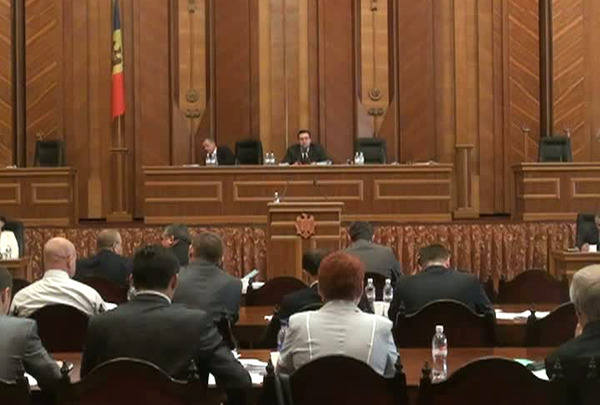 Немало депутатов парламента РМ пользуются услугами переводчиков с румынского и русского языков, однако  часть из них говорит, что уже не обращаются к переводчикам.
