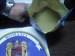  Drogurile ambalate în pungi de plastic erau camuflate într-un colet neînsoţit.