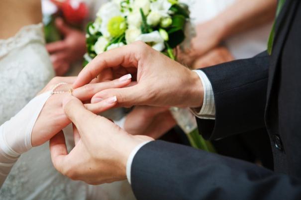 Cuplurile din Moldova îşi pot înregistra căsătoria fără să iasă din casă