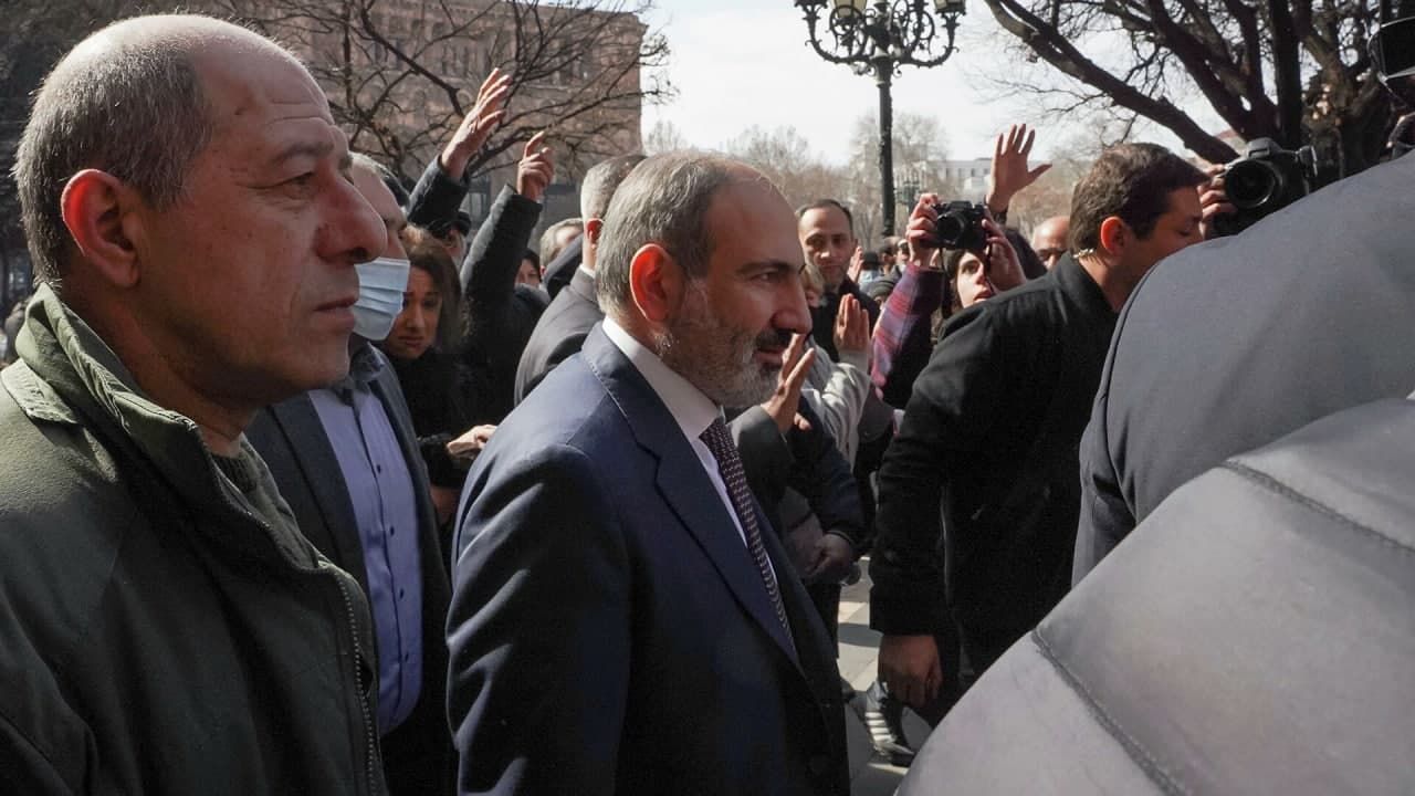 Пашинян заявил, что не собирается бежать из Армении.