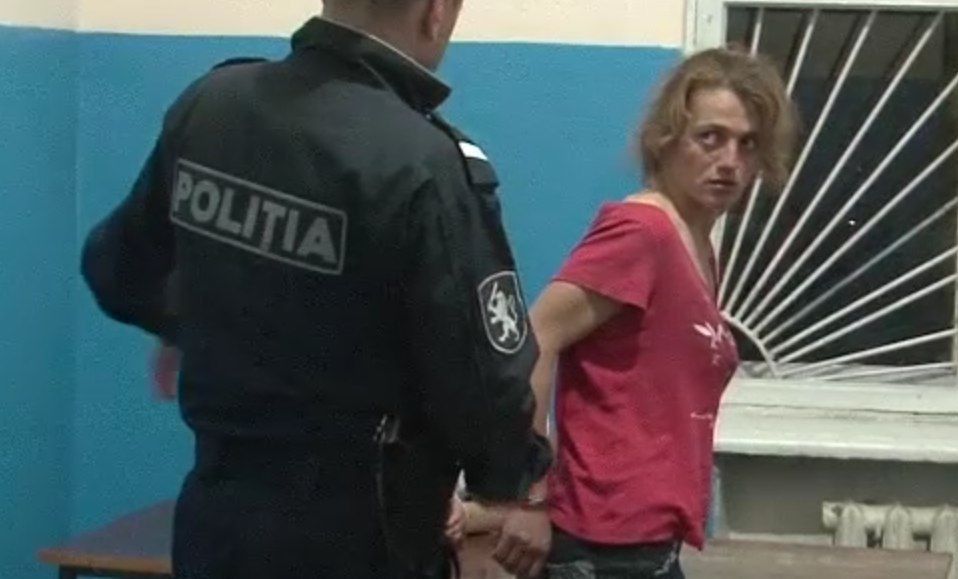 Женщина продолжала себя агрессивно вести, что вынудило сотрудников правоохранительных органов надеть на нее наручники.