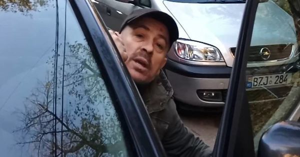 По словам потерпевшего, прошло две недели, а полицейские не нашли водителя, который повредил его машину.