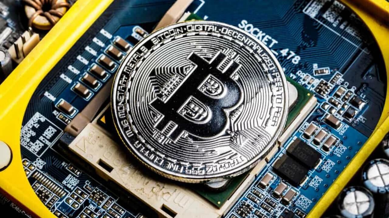 Иран временно запретил майнинг криптовалют из-за дефицита электроэнергии.
