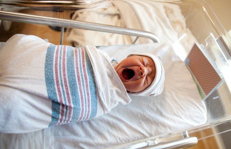 Система бэби-боксов не внедрена, а младенцев бросают в поле.
