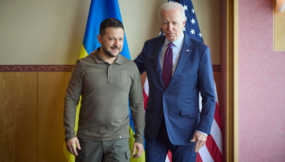 Biden face o „încercare istorică" de a trimite mai multe arme în Ucraina.