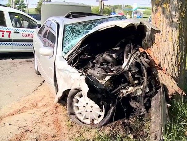 Автомобиль Mercedes после удара со встречным авто врезался в дерево. 