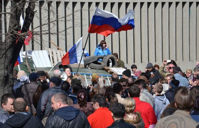 Митингующие укрепляют баррикады вокруг территории, которую удерживают.