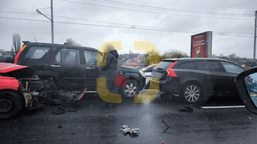 Accident grav la Botanica: Trei automobile și un camion s-au tamponat violent.