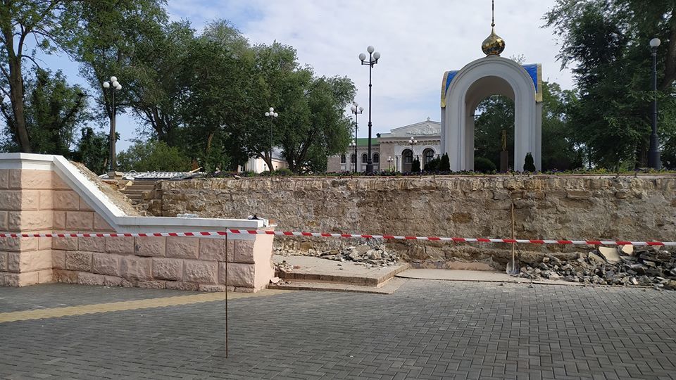 В Тирасполе реконструируют трибуну на центральной площади.
