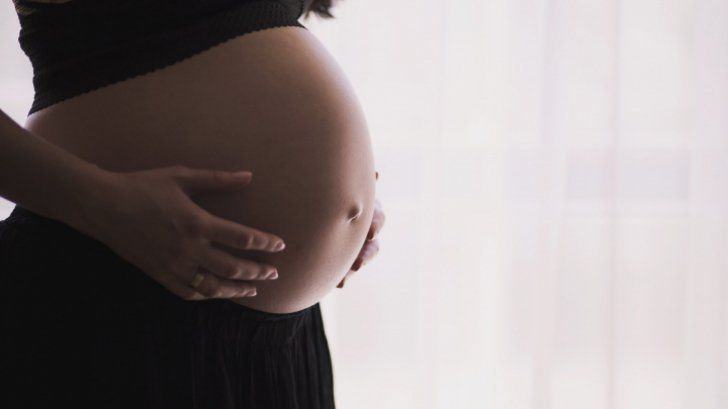 O fată în vârstă de 16 ani a devenit mamă, după 10 avorturi la activ.