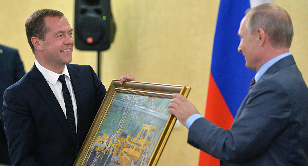 Putin i-a dăruit lui Medvedev un tablou la ziua de naștere. Foto: Sputnik/ Алексей Дружинин