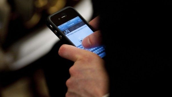 Spiona telefonul soţiei: Un bărbat a ajuns după gratii