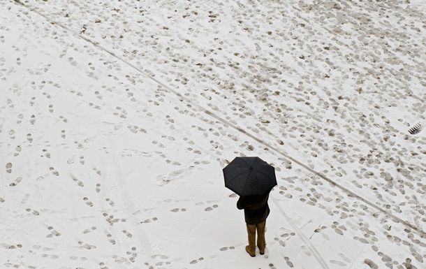 Как отмечается, восстановлению энергоснабжения населенных пунктов привлечены бригады облэнерго.