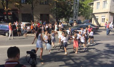 Clubul "Codreanca" a blocat o stradă şi a dansat în semn de protest.