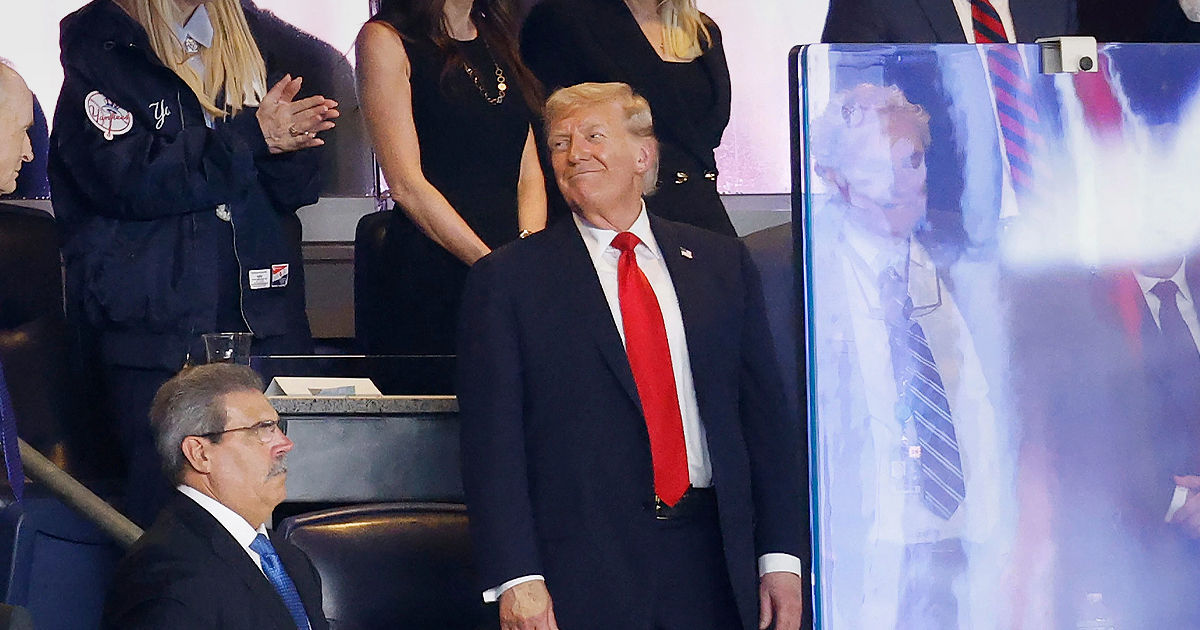 După asasinarea lui Kirk, Trump a urmărit un meci de baseball în spatele unui geam antiglonț.