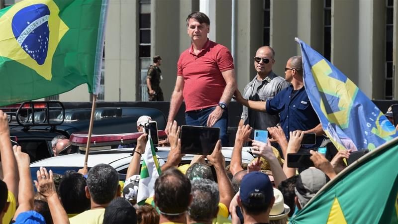 Президент Бразилии вышел на акцию против ограничений из-за коронавируса.