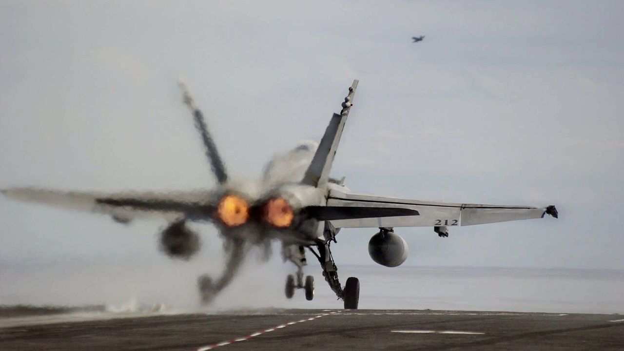В Калифорнии упал истребитель ВМС США.