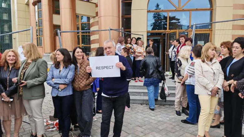 В Румынии тысячи финансовых работников бастуют против закона о зарплатах.