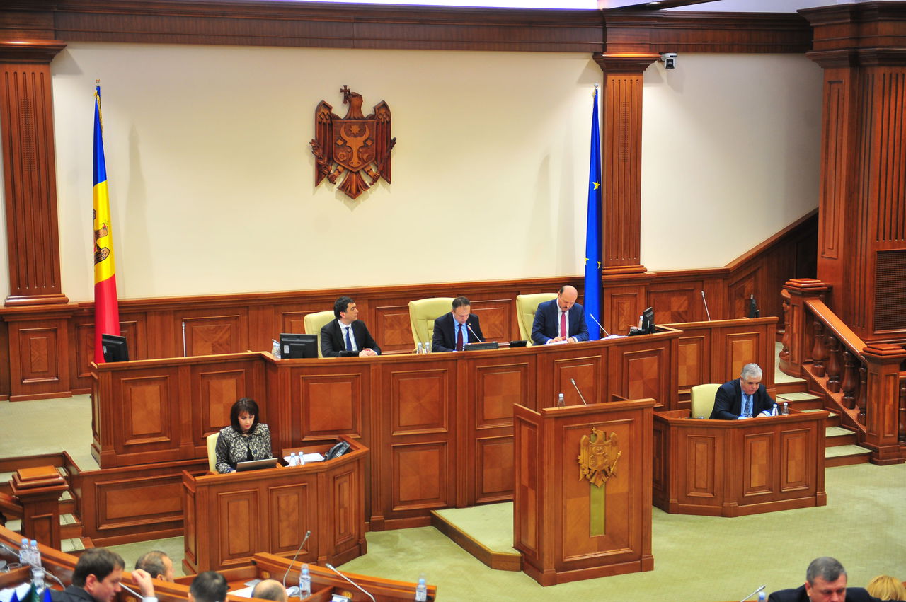 Парламент проводит пленарные заседания по четвергам и пятницу. 