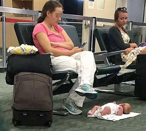 Explicațiile mamei care și-a pus bebelușul pe podea în aeroport