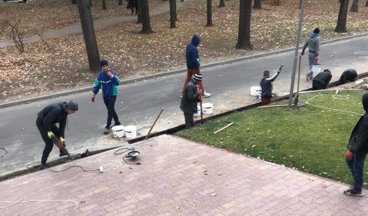 Un gard de protecție, instalat în jurul Parlamentului: Lucrările au început