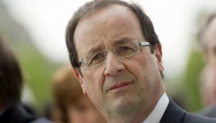 Hollande a fost primit ieri seara de Angela Merkel, cu o întârziere de o oră din cauza incidentului aerian.