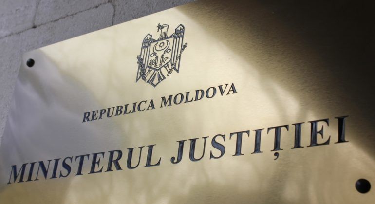 O persoană cere daune morale de 50 de mii de lei, de la Ministerul Justiției. 