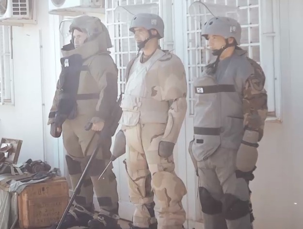В операциях по разминированию саперы используют 3 типа защитного снаряжения. 