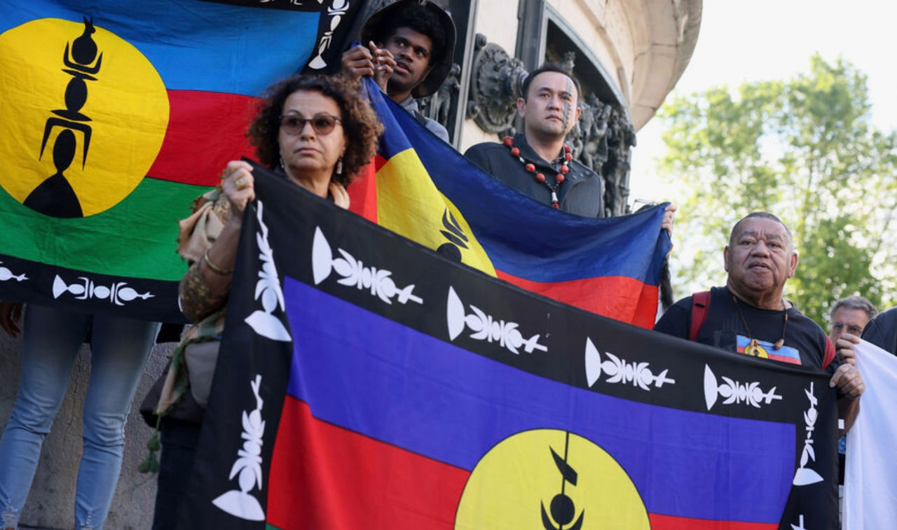 Un acord privind crearea statului Noua Caledonie, semnat la Paris.