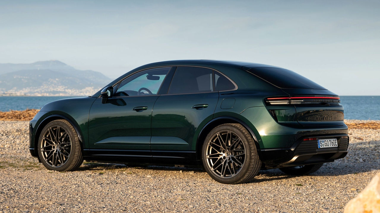 Porsche разрабатывает бензиновый Macan, который ранее планировали выпускать только электрическим.
