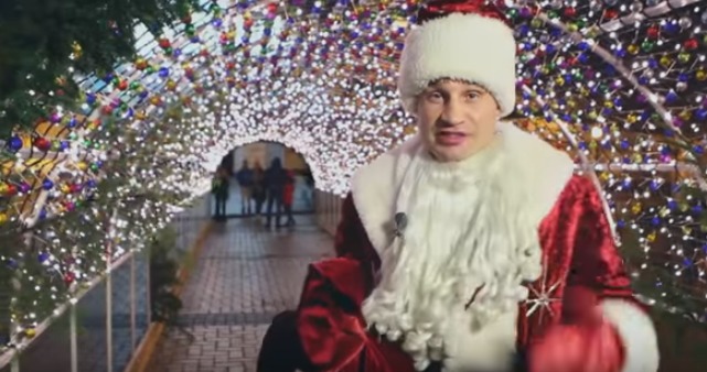 Мэр фотографировался с людьми в центре города, дарил детям подарки и проехался на колесе обозрения на Михайловской площади.