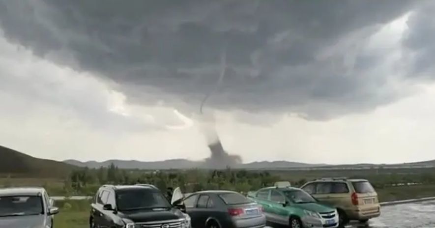В Китае засняли торнадо: столб песка двигался на огромной скорости.