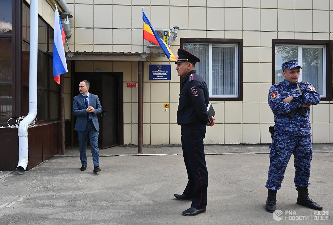 Около двух тысяч жителей ЛНР подали заявления на российские паспорта.