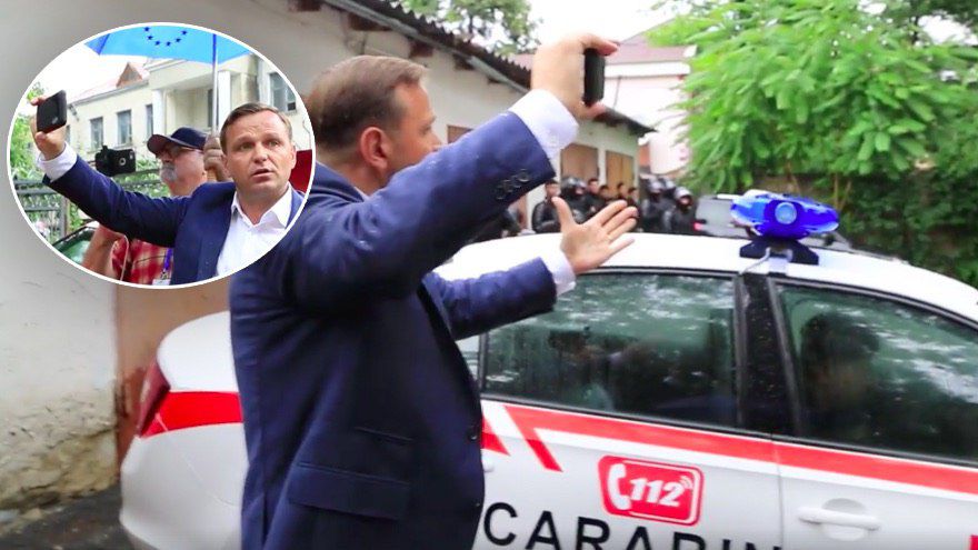 Нэстасе уговаривал полицейских не стоять под дождем, а прийти на митинг в воскресенье.