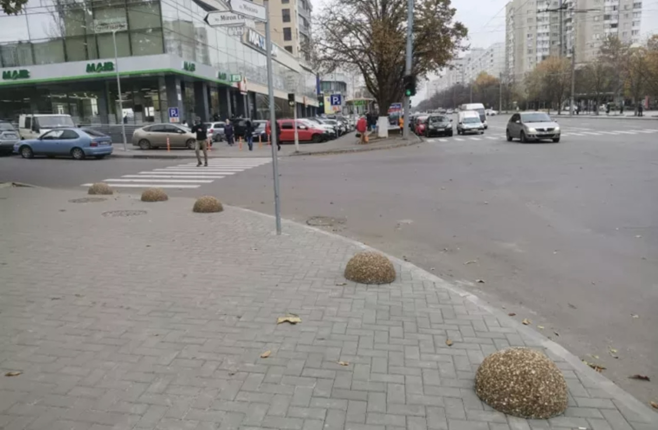 Без незаконных парковок: тротуар на Московском проспекте освободили от машин.