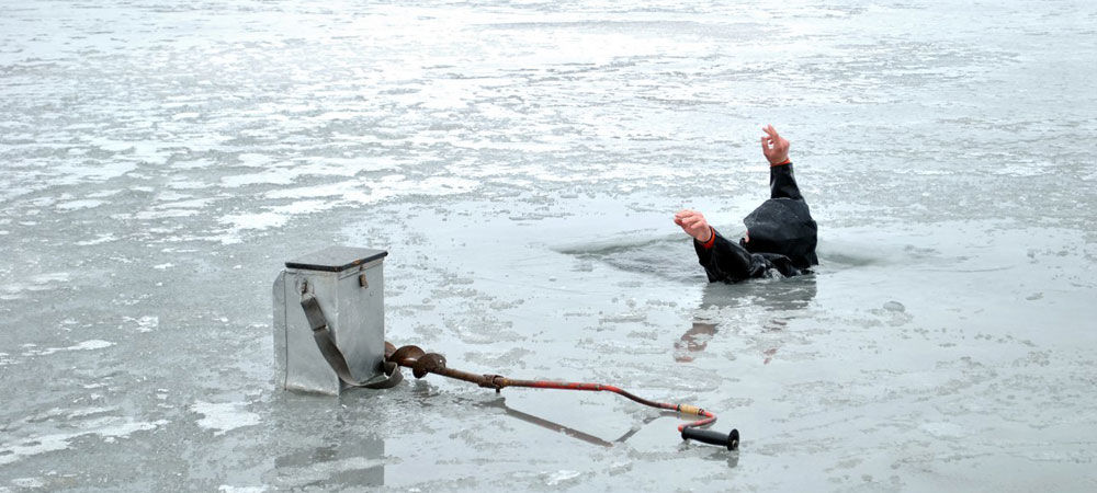 На озере Гидигич рыбак провалился под лед.
