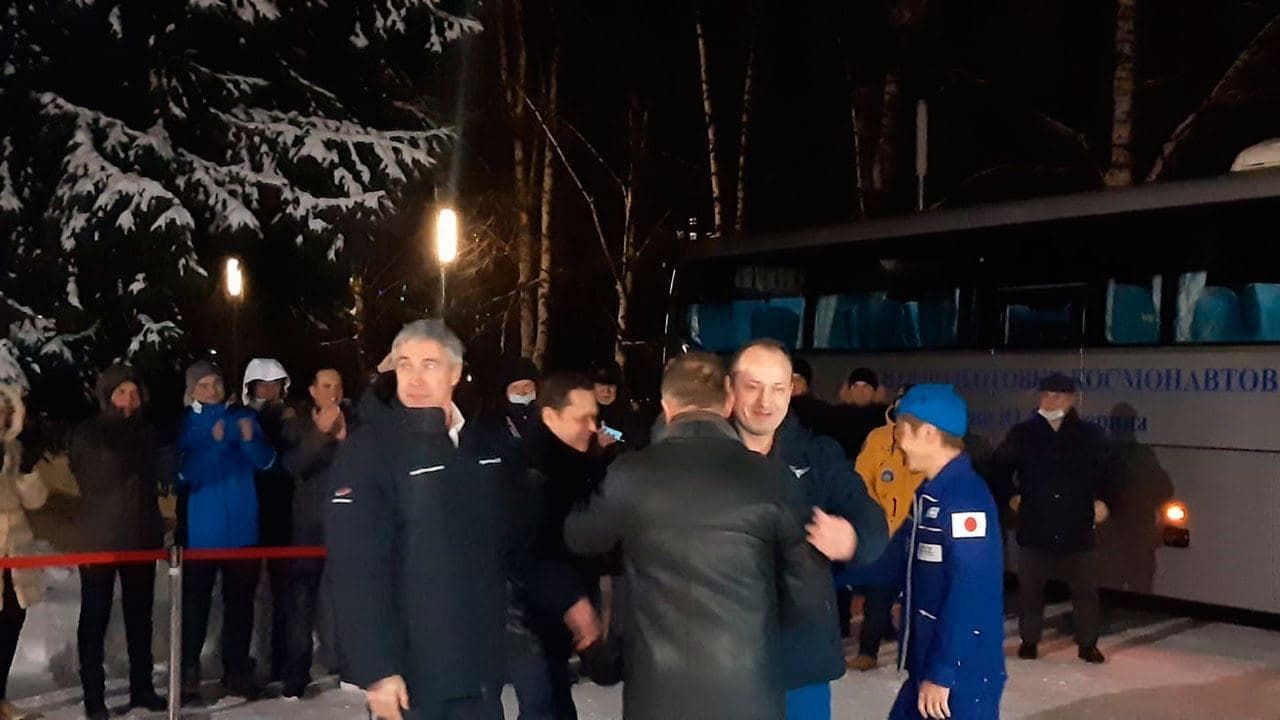 Японские туристы и российский космонавт прибыли в Звездный городок на реабилитацию после полета на МКС