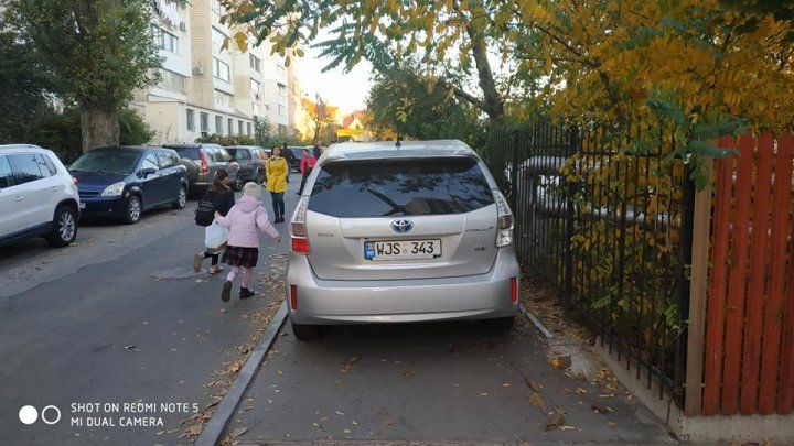В Кишиневе "гений парковки" вынудил школьников идти по проезжей части.